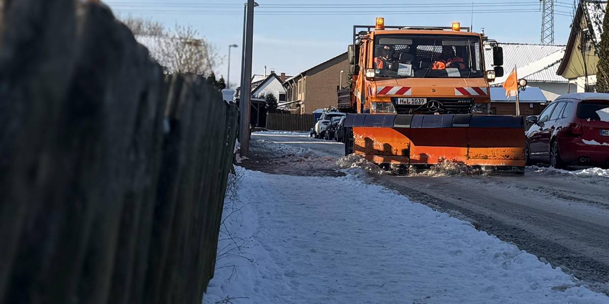Der Winterdienst der Stadt Laatzen ist im Einsatz. © Stadt Laatzen Ein LKW mit einem Schneeschild schiebt Schnee auf einer verschneiten Fahrbahn zur Seite.