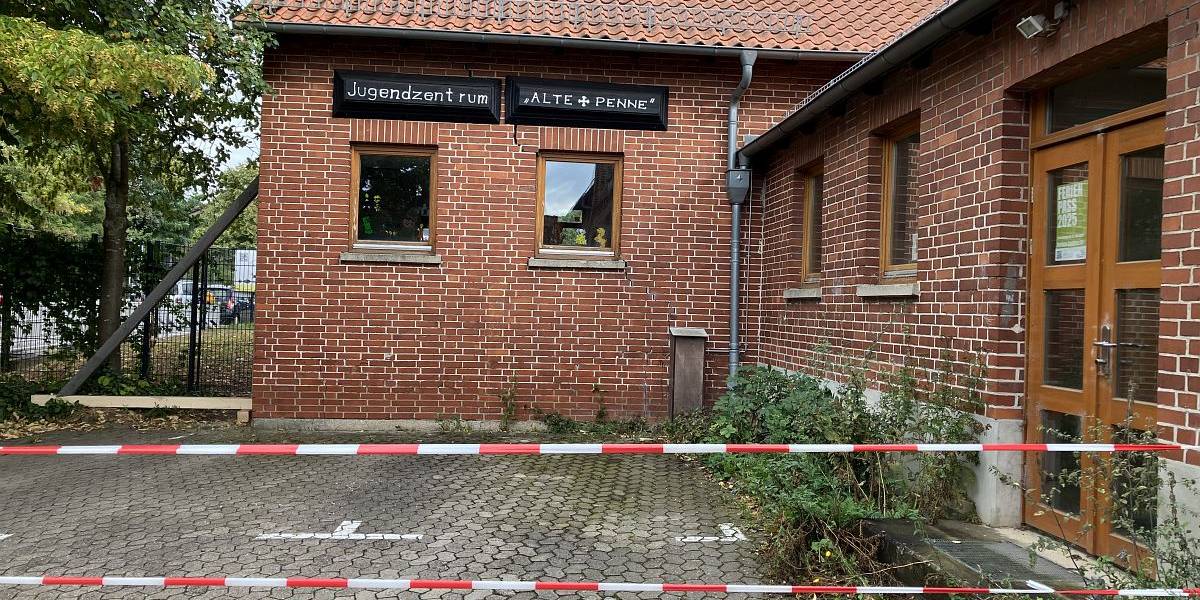 Ein rotes Backsteingebäude wird mit Kantholz seitlich abgestützt.