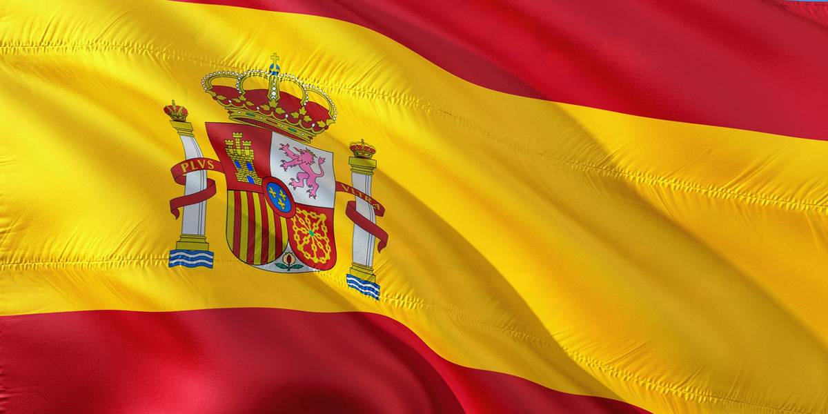 Die Flagge Spaniens weht im Wind.