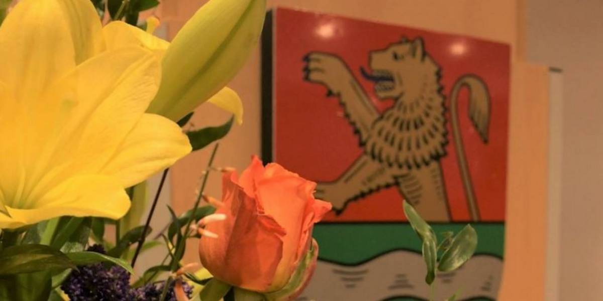 Nahaufnahme des Stadtwappens mit Blumen