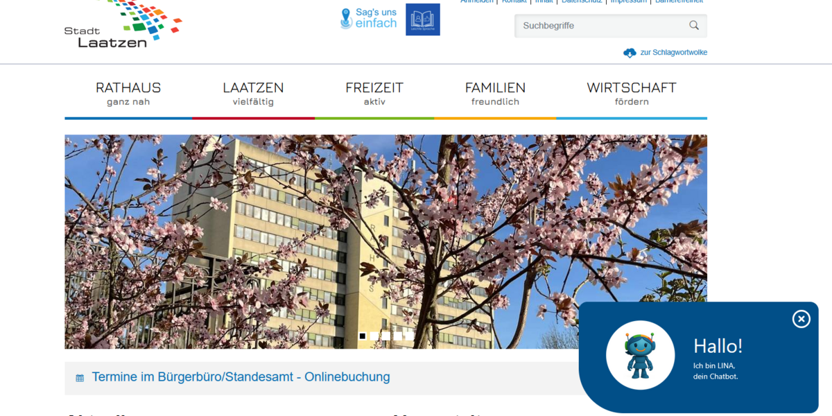 Ein Bild der Homepage mit einem kleinen Fenster, in dem der Chatbot LINA zu sehen is. LINA ist eine kleine roboterähnliche Figur.