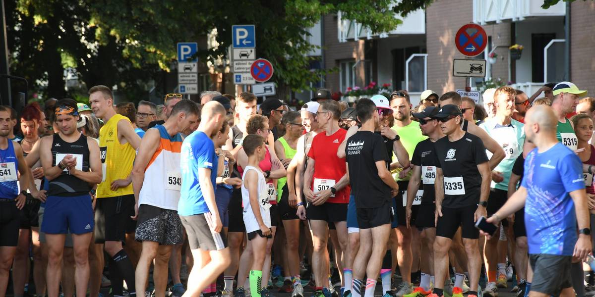 Läuferinnen und Läufer warten in einer Gruppe auf den Start des Leinelaufs.