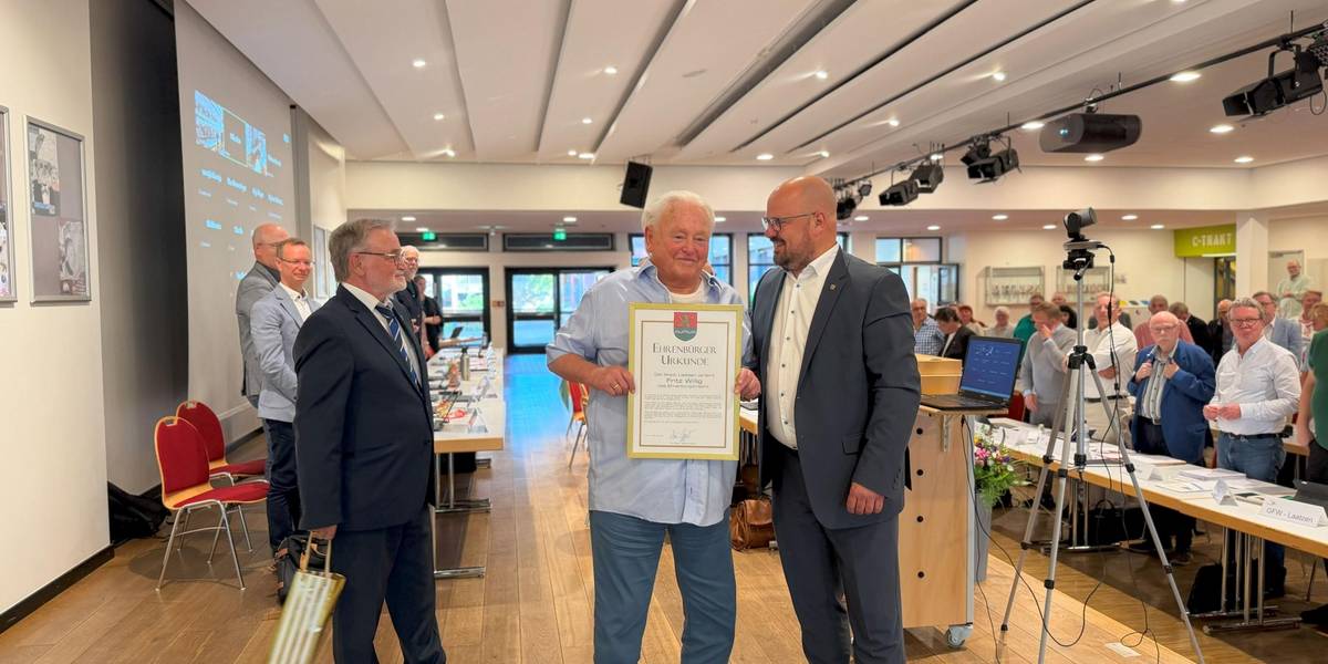Bürgermeister Kai Eggert verleiht Fritz Willig die Ehrenbürgerwürde. © Stadt Laatzen ehrenb rgerw rde fritz willig
