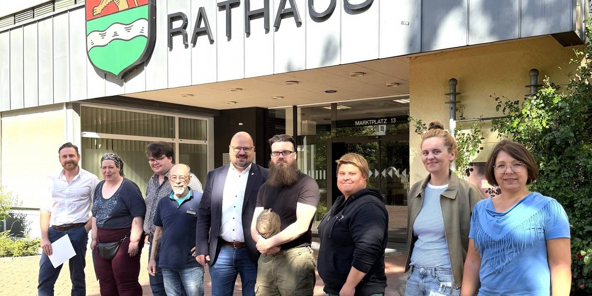 Teilnehmende des DUOday vor dem Rathaus. © Stadt Laatzen Eine Gruppe Männer und Frauen stehen vor dem Rathaus der Stadt Laatzen