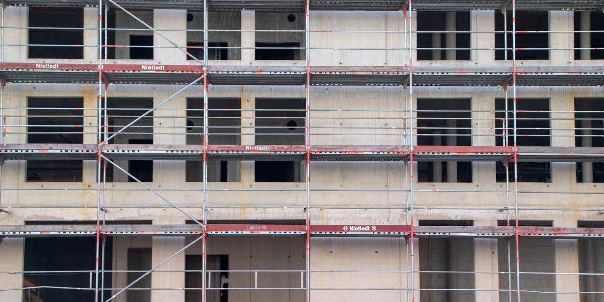Ein Haus, welches eingerüstet ist.