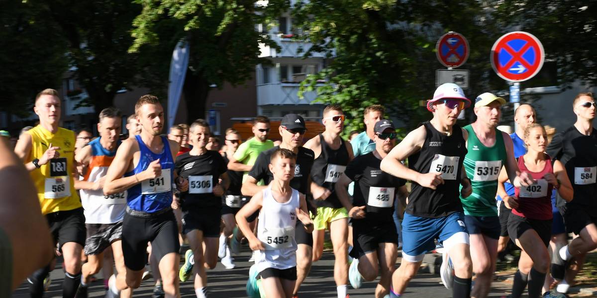 Leinelauf 2025 © Stadt Laatzen Eine Gruppe Läuferinnen und Läufer auf der Straße