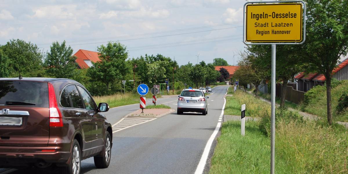 20120611 01 einfahrt ingeln © Stadt Laatzen Ortseinfahrt Ingeln mit Ortseingangsschild und Autos