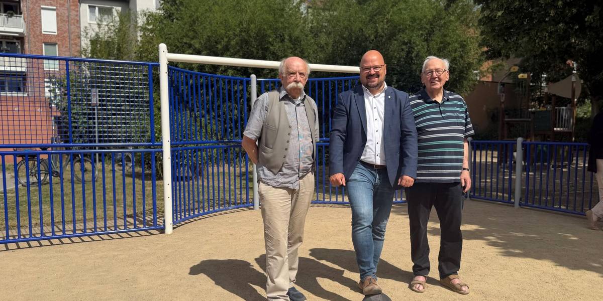 Vom Parkplatz zur Bolzfläche: Bürgermeister Kai Eggert (mittig), Ortsbürgermeister Bernd Stuckenberg (r.) und dessen Stellvertreter Siegfried Guder eröffneten den neuen Fußballkäfig am Kreuzweg. © Stadt Laatzen Drei Männer stehen vor einem blauen Fußballtor aus blauem Metall.