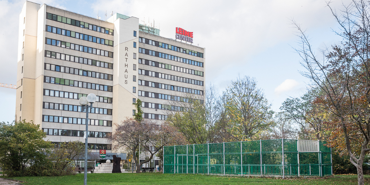 Rathaus Laatzen © Daniel Junker Blick über einen Platz auf das Rathaus der Stadt