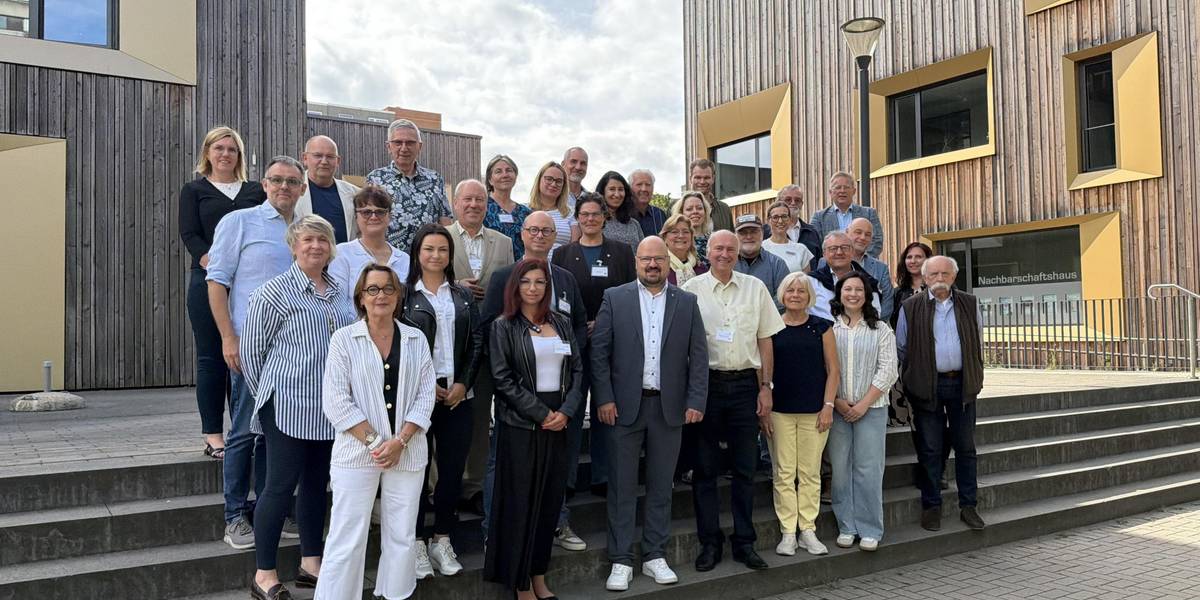 Delagtionen der Partnerstädte © Stadt Laatzen Eine große Gruppe von Menschen auf einer Treppe.