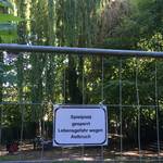 Der Spielplatz ist mit Bauzäunen abgesperrt. Ein Schild warnt: &#34;Lebensgefahr wegen Astbruch&#34;