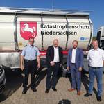 Ulrich Marquart, Kai Eggert, Mirko Temmler, Sebastian Osterwald vor einem der drei Trinkwassertank-LKWs des Niedersächsischem Landesamt für Brand- und Katastrophenschutz NLBK