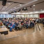 Gäste im Forum © Stadt Laatzen/Daniel Junker Blick von der Seite auf die sitzenden Gäste in einer Schule.