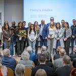 Würdigung der neuen deutschen Staatsbürger. © Stadt Laatzen/Daniel Junker Eine Gruppe von Menschen steht auf einer Bühne.