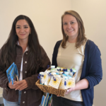 20260506 01 STADT LAATZEN Leyla Ilgic (l.) und Sandra Warnecke aus dem städtischen Team Kindertagesbetreuung verteilen zum Abschluss Seifenblasen und Fähnchen