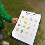 Natur-Bingo © Stadt Laatzen Eine Bingo-Karte mit verschiedenen Natur-Grafiken steckt in einem Klemmbrett.