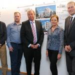 Stadtrat Axel Grüning und Stadtplanerin Gabriele Beel (rechts) präsentieren den Sieger des Wettbewerbs: Thomas Hoppe (Mitte) und Florian Fischer (daneben) von der THI Holding ha-ben sich im Wettbewerbsverfahren mit einem Entwurf der Planungsgruppe LINDSCHULTE durchgesetzt. Ganz links: Architekt Matthias Boddin von LINDSCHULTE