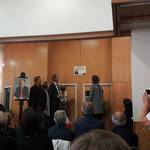 Während einer Gedenkfeier enthüllten die Bürgermeister Marc Massion und Jürgen Köhne und eines Mitglied des Jugendbeirates eine Gedenktafel.