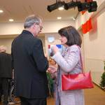 Begrüßung von Dr. Maria Flachsbarth Bürgemeister und FRau Flachsbarth schütteln sich die Hände