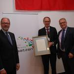 Verleihungsurkunde - Hauptmeyer, Köhne und Jagau (v.l.n.r) © Ilka Hanenkamp-Ley Drei Männer mit gerahmter Urkunde