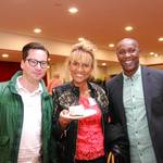 Torte für Gäste © Ilka Hanenkamp-Ley Gäste der Veranstaltung mit einem Kuchenteller in der Hand