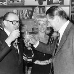 Stadtdirektor Erich Panitz stößt mit einer Dame und einem Herrn an.