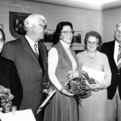 Gruppenfoto mit 5 Personen, ganz rechts Rolf Constabel, hinten an der Wand das Wappen von Rethen.