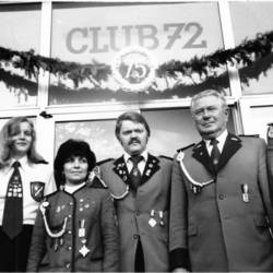 Gruppenfoto mit 6 Personen in Uniform, im Hintergrund die Aufschrift Club 72.