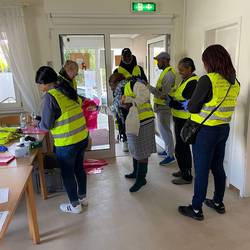 Eine Gruppe von Personen in einem Innenraum.