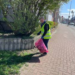 Eine Person mit einem roten Müllsack.