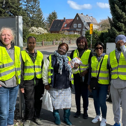 Frauen und Männer mit neongelben Westen.