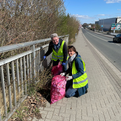 Zwei Frauen auf einer Straße.