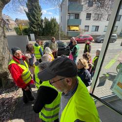Männer und Frauen zum Start des Müllsammelns.