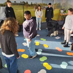 Die Mitarbeitenden haben ein Bewegungsspiel entwickelt. Man muss als Spieler einen Farb- und Punktewürfel spielen. Danach darf man nur je nach Augenzahl und Farbe die Felder begehen.