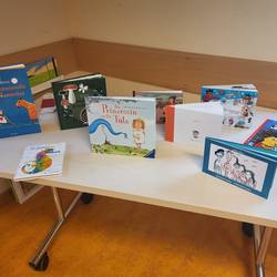 Auf einem Tisch stehen Bücher. Die Kinderbücher können sich die Teilnehmenden ansehen.