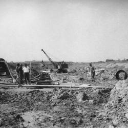 Kanalisationsarbeiten auf freier Flächn, Arbeitsgeräte und Bauarbeiter