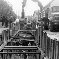 Tiefbauarbeiten in Wohngebiet, rechts Gebäude