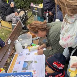 Frauen und Männer an einer Bank.