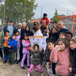 Gruppe von Kindern, Männer und Frauen auf einem Spielplatz