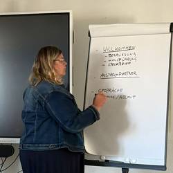 Die Referentin Uschi Drude steht vor einer Flipchart.