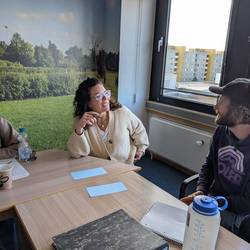 Die Fachkräfte sitzen in einer Arbeitsgruppe zusammen und erarbeiten sich das Thema Mehrsprachigkeit.