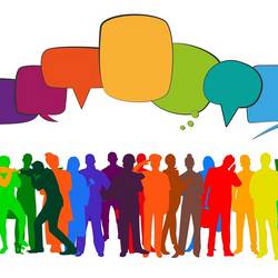 Gruppe bunter gezeichneter Figuren, Sprechblasen über deren Köpfen