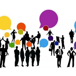 Grafik einer Personengruppe mit Sprechblasen