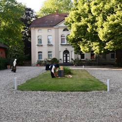 Die Darstellenden des BühnenTiKk spielen eine Szene vor einem historischen Gebäude.