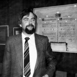 Mann vor eingerahmter Urkunde oder Vertrag