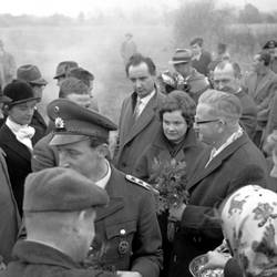 Menschenansammlung unter freiem Himmel