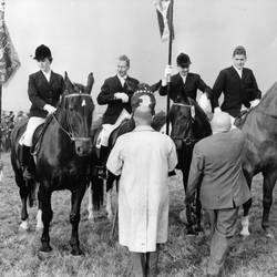 Reiter mit zwei Standarten bei einer Veranstaltung