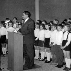 Ansprache eines Herren im Anzug, im Hintergrund Schüler