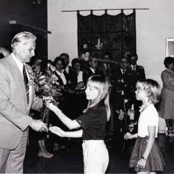 Schüler übergeben Herrn Blumen