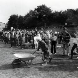 Schubkarrenrennen bei einer Schulveranstaltung
